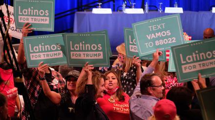 Roundtable mit Latinos For Trump im Arizona Grand Resort in Phoenix während des Wahlkampfs