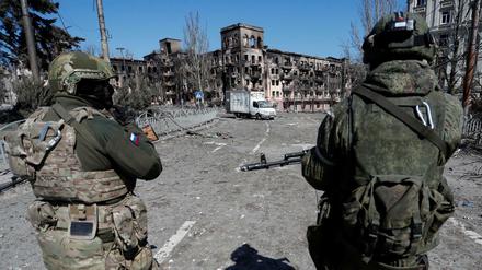 Pro-Russische Soldaten auf Patrouille im zerstörten Süden der ukrainischen Hafenstadt Mariupol.