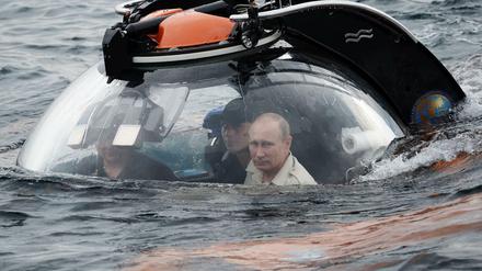 Kreml-Chef Wladimir Putin am 18. August 2015 in einem C-Explorer Unterwasserboot im Schwarzen Meer.