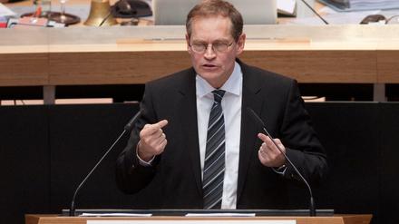 Der Regierende Bürgermeister von Berlin, Michael Müller (SPD), spricht am 10.12.2015 in Berlin im Abgeordnetenhaus zu den Abgeordneten. Im Abgeordnetenhaus begann am Morgen die Generalaussprache zum Haushaltsgesetz der Jahre 2016 und 2017. 