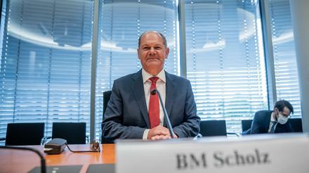 Olaf Scholz, Bundesminister der Finanzen, wartet auf den Beginn der Sitzung des Bundestags-Finanzausschusses zum Wirecard-Skandal. 