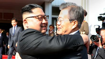 Geradezu herzliche Begegnung: Kim Jong Un und Moon Jae In am Samstag im Grenzort Panmunjom.
