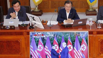 Südkoreas Präsident Moon Jae In (r.) und Premierminister Lee Nak Yon beobachten das Gipfeltreffen des US-Präsidenten Donald Trump mit Nordkoreas Machthaber Kim Jong Un. 