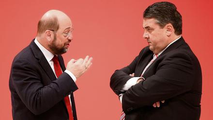 Erklär' dem Genossen, wer SPD-Kanzlerkandidat wird: Martin Schulz mit Parteichef Sigmar Gabriel.