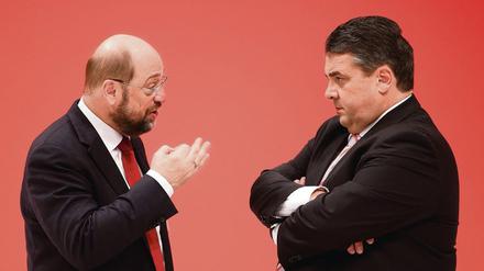 Martin Schulz (SPD) unterhält sich 2013 beim Bundesparteitag mit SPD-Chef Sigmar Gabriel (rechts).