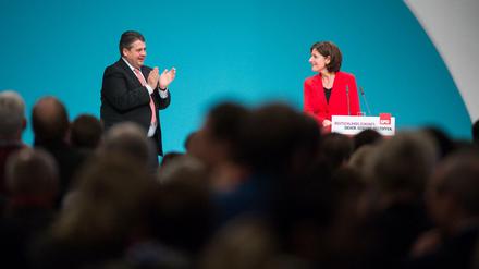 Malu Dreyer (r, SPD), Ministerpräsidentin von Rheinland-Pfalz, erhält beim Bundesparteitag der Sozialdemokratischen Partei Deutschlands (SPD) in Berlin nach ihrer Rede Applaus vom SPD-Vorsitzenden und Bundeswirtschaftsminister Sigmar Gabriel. 