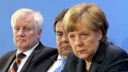 Der bayerische Ministerpräsident Horst Seehofer (CSU, l-r), Bundeswirtschaftsminister Sigmar Gabriel (SPD) und Bundeskanzlerin Angela Merkel (CDU) auf einem Archivbild vom 08.05.2015. 