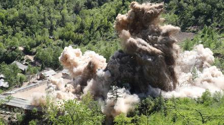 Ein Tunnel des nordkoreanischen Atomtestgeländes Punggye-ri wird gesprengt. 