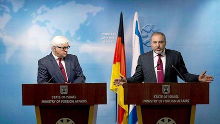 Der israelische Außenminister Avigdor Lieberman (r.) bleibt in den Gesprächen mit seinem deutschen Kollegen Frank-Walter Steinmeier in der Siedlunsgfrage hartnäckig.