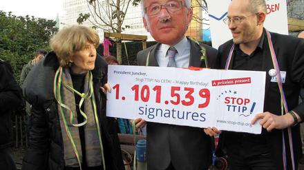 "Stop TTIP"- Demonstranten in Brüssel "übergeben" symbolisch mehr als eine Million Unterschriften gegen das Freihandelsabkommen an die EU-Kommission.