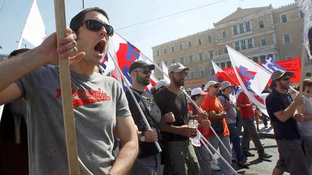 Erneut legt ein Streik Teile des öffentlichen Lebens in Athen lahm. Vor der parlamentarischen Abstimmung über das neue Sparpaket mobilisierten Gewerkschaften zu einem 48-stündigen Generalstreik. Schon am Vormittag erreichten mehr als 10 000 Demonstranten das Parlament und forderten die Abgeordneten lautstark auf, das Sparprogramm nicht zu billigen. 