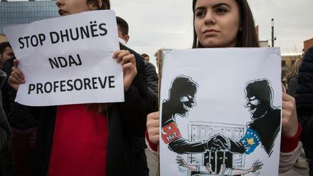 Studenten demonstrierten am Osterwochenende vor dem Parlament in Pristina gegen die Entführung von Erdogan-Gegnern aus dem Kosovo in die Türkei.