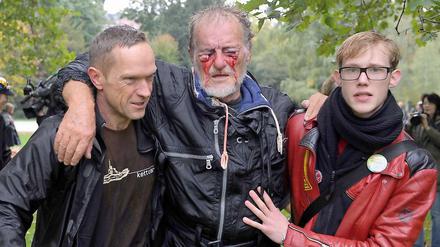 Helfer stehen dem verletzten Rentner auf einer Anti-Stuttgart-21-Demo bei. Das Bild wird zum Symbol für den Widerstand gegen das Bauprojekt.