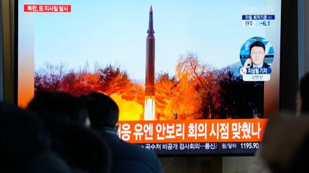 Bericht im südkoreanischen Fernsehen über einen Raketenstart des Nordens (mit einem Archivbild)