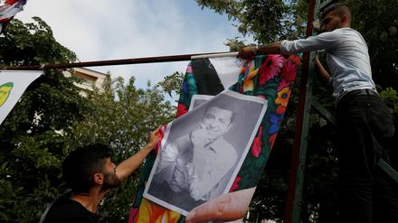 Plakate des kurdischen Präsidentschaftskandidaten Selahattin Demirtas werden aufgehängt. 