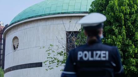 Polizei vor der Neuen Synagoge in Düsseldorf 