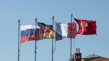 Die Flaggen von Russland (l-r), Deutschland, Frankreich und der Türkei wehen über dem Veranstaltungsort des Vierer-Gipfels zur Zukunft Syriens.