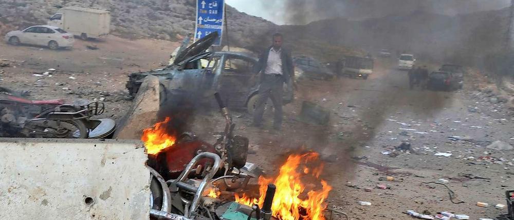 Bei einem Selbstmordanschlag am syrisch-türkischen Grenzübergang Bab al Hawa sind nach Angaben der syrischen Opposition mindestens 16 Menschen gestorben und 20 verletzt worden. 