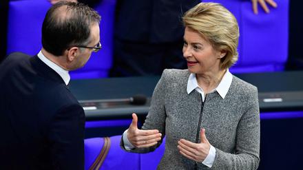 Verteidigungsministerin Ursula von der Leyen im Gespräch mit Außenminister Heiko Maas, hier bei der Bundestagssitzung am 15. März, einen Tag nach der Vereidigung der neuen Regierung. 