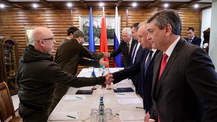 Die ukrainischen und russischen Verhandler begrüßen sich bei ihrem zweiten Treffen in Belarus.