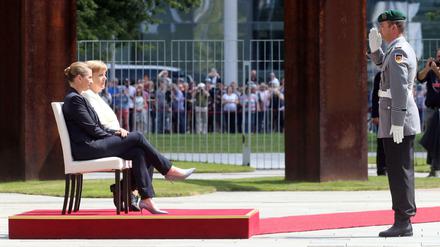 Angela Merkel und die dänische Ministerpräsidentin Mette Frederiksen beim Empfang vor dem Kanzleramt. 