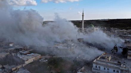 Rauch steigt auf über dem Dorf Balyun in der Provinz Idlib. Seit Wochen ist die syrische Armee auf dem Vormarsch, was der Türkei nicht gefällt.