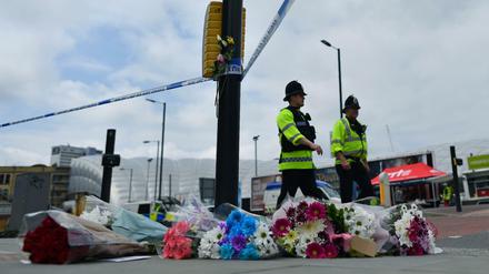 Blumen liegen nach dem Attentat in Manchester auf der Straße. 