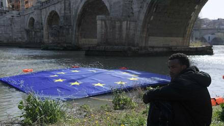 Schwimmen Europa die Felle davon? Ein symbolhaftes Wasserspiel im Tiber in Rom.