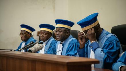 Verfassungsrichter des Kongo bei der Verkündung der Entscheidung