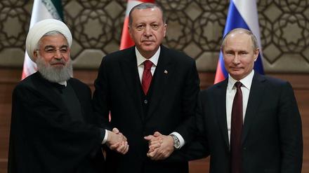 Geben sich geschlossen: Hassan Rouhani, Recep Tayyip Erdogan und Wladimir Putin am Mittwoch in Ankara.