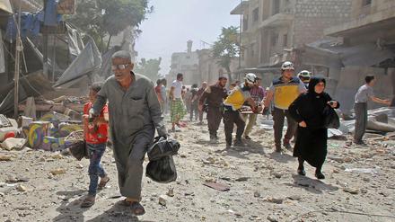 Auf der Suche nach Schutz. Einwohner Idlibs bringen sich vor Luftangriffen in Sicherheit.