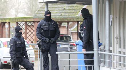Polizisten vor einem Haus in Meldorf (Schleswig-Holstein), in dem drei Iraker wegen Terrorverdachts verhaftet wurden.