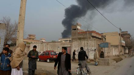 Rauch über dem angegriffenen Büro von Save the Children in Afghanistan
