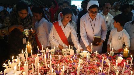 Menschen gedenken der Opfer in Sri Lanka.