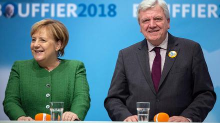 Bundeskanzlerin Angela Merkel hilft Hessens Ministerpräsidenten Volker Bouffier im Wahlkampf. 
