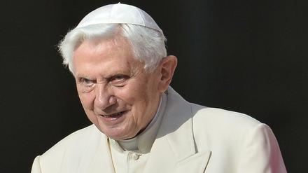 Der emeritierte Papst Benedikt XVI. bei einem Messebesuch im September 2014.