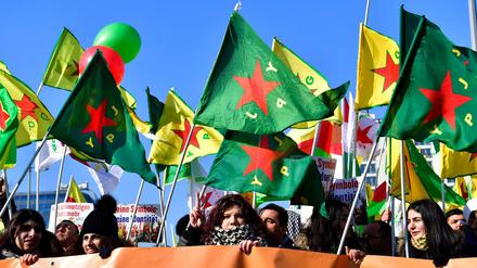 Fahnen der kurdischen YPG bei Protesten am 3. März in Berlin gegen den türkischen Angriff auf Afrin. 