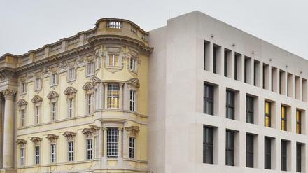 Links die rekonstruierte Fassade des Berliner Stadtschlosses, Sitz des künftigen Humboldt Forums – und rechts die moderne Ostfassade.