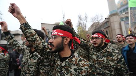Soldaten der iranischen Revolutionsgarden bei einem Protest wegen der Tötung von Qassem Soleimani.