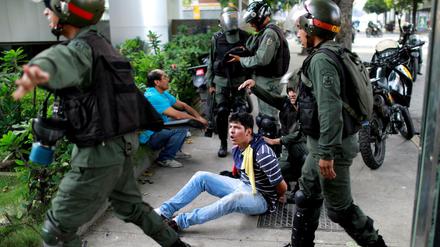 In Venezuela geht die Polizei gegen Demonstrationen zur Verteidigung der Demokratie vor.