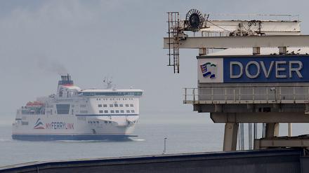 Eine Fähre verlässt den Hafen von Dover.