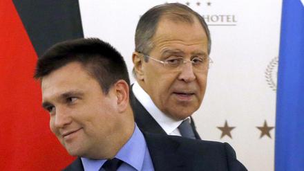 Russlands Außenminister Sergej Lawrow (rechts) mit seinem ukrainischen Amtskollegen Pawlo Klimkin vor den Gesprächen in Minsk. 