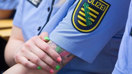 Das Kabinett hat einen Gesetzentwurf zum Tragen von Tattoos bei Polizisten und Soldaten verabschiedet.