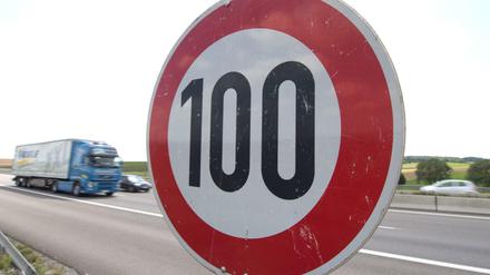 Mehr als 55.000 Menschen in Deutschland wünschen sich Tempo 100 auf Autobahnen. 