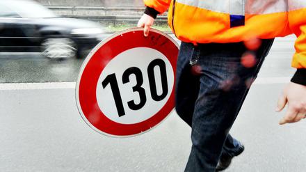 Wird wieder abgebaut: Die Diskussion um ein allgemeines Tempolimit von 130 km/h. Hier baut ein Mitarbeiter der Autobahnmeisterei ein Schild zur Höchstgeschwindigkeit von 130 Stundenkilometern ab.
