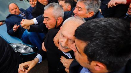 Der CHP-Politiker Kemal Kilicdaroglu (2. von rechts) wird nach dem Angriff von Leibwächtern geschützt. 