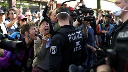 Agressiv und dicht an dicht. Coronaleugner haben mehrmals in Berlin demonstriert, ohne Auflagen einzuhalten. Die Polizei hat nun die für das Wochenende geplanten Umzüge verboten