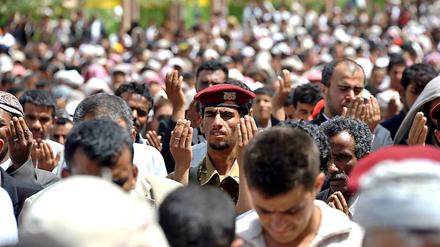 Regierungsgegner beim Gebet. Erste Medienberichte, nach denen der jemenitische Präsident Saleh bei einem Angriff auf seinen Palast getötet worden sein soll, wurden von Regierungsseite dementiert.