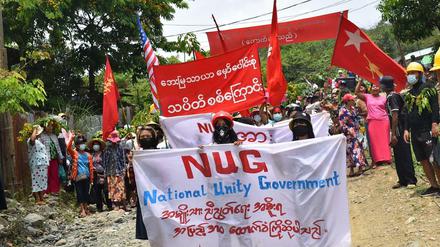 Demonstranten protestieren am Samstag gegen die Putschisten in Myanmar.