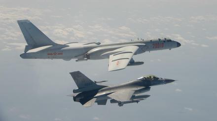 Ein Foto des Verteidigungsministeriums in Taipeh: Ein chinesischer H-6-Bomber (oben) und ein F-16-Kampfjet aus Taiwan. 